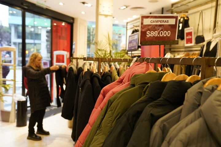 La ropa de saldo se volvió protagonista adentro de los negocios. Foto Fernando de la Orden