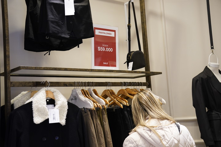 La ventaja de ir a un local es poder probarse la ropa y comprobar la calidad. Foto Fernando de la Orden