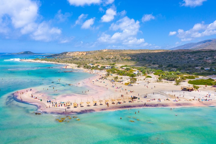 Arena con tonalidades rosas en Elafonisi, Grecia. Foto Shutterstock