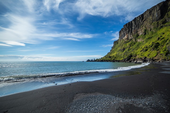 Reynisfjara: una playa de arena negra para disfrutar la escenografía. Foto Shutterstock