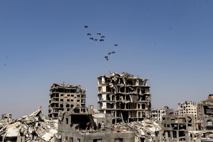 Ayuda lanzada en paracaídas por un avión de los Emiratos Árabes Unidos.Foto: Saher Alghorra/The New York Times