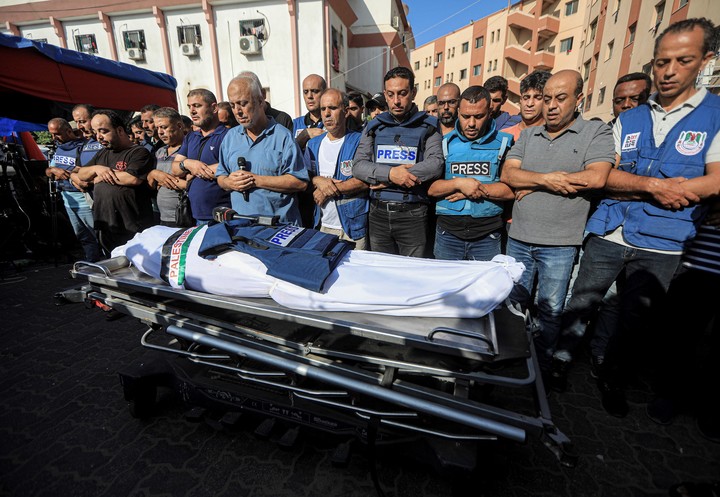 Compañeros periodistas lloran la muerte de un colega palestino, Mohammed Abu Hatab, en Gaza. Foto: Yousef Masoud/The New York Times