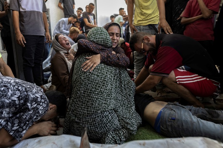 Palestinos lloran a los muertos tras un ataque aéreo en la ciudad de Gaza. Foto: Saher Alghorra/The New York Times