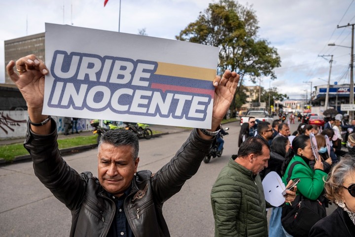 Seguidores muestran su apoyo a Uribe. Foto: Bloomberg