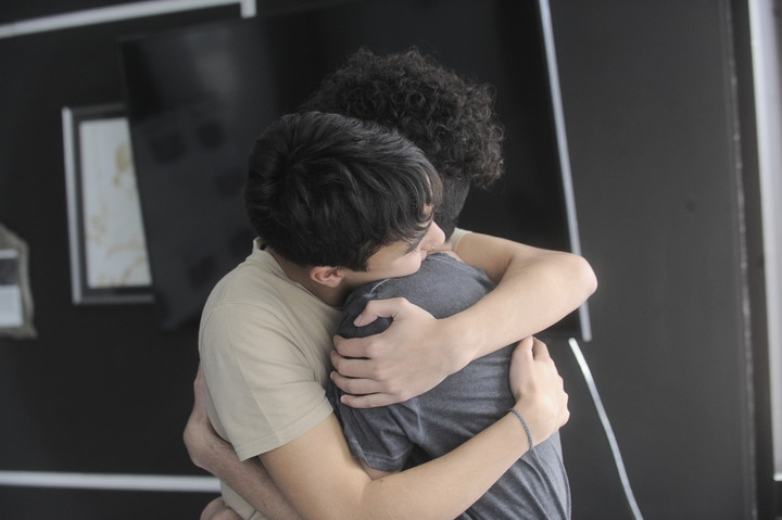El abrazo de Nicolás y Tomás, en 2022, cuando condenaron al asesino de su padre. Foto: Juan Manuel Foglia.