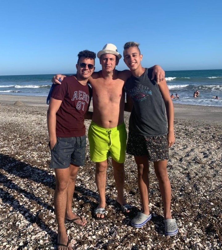 Últimas vacaciones de Nicolás y Tomás con su papá Roberto (en el medio).