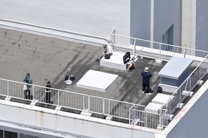 Un helicóptero registra la imágen de personas refugiadas en techos, en Kushimoto. Foto: Reuters
