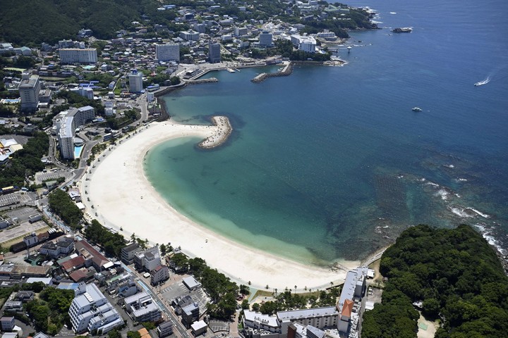 Playas desiertas en Japón, tras el alerta de tsunami. Foto: Reuters 
