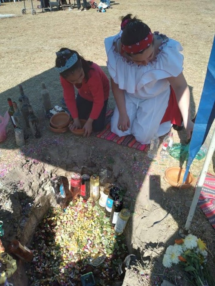 Antes de abrir el pozo, se clava un cuchillo al costado de lo que va a hacer el pozo. Foto: Marcela López.