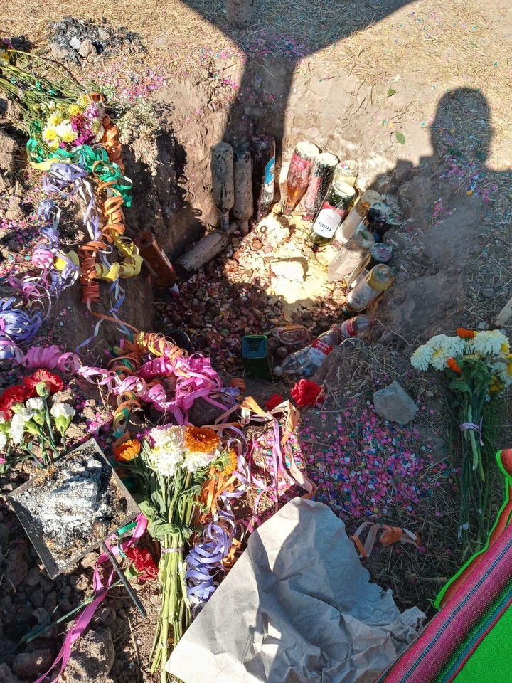 El 1° de agosto es cuando se alimenta a la madre tierra; se usa comida cocida, junto a hojas de coca, alcohol, vino, cigarro y chicha, entre otras cosas. Foto: Marcela López.
