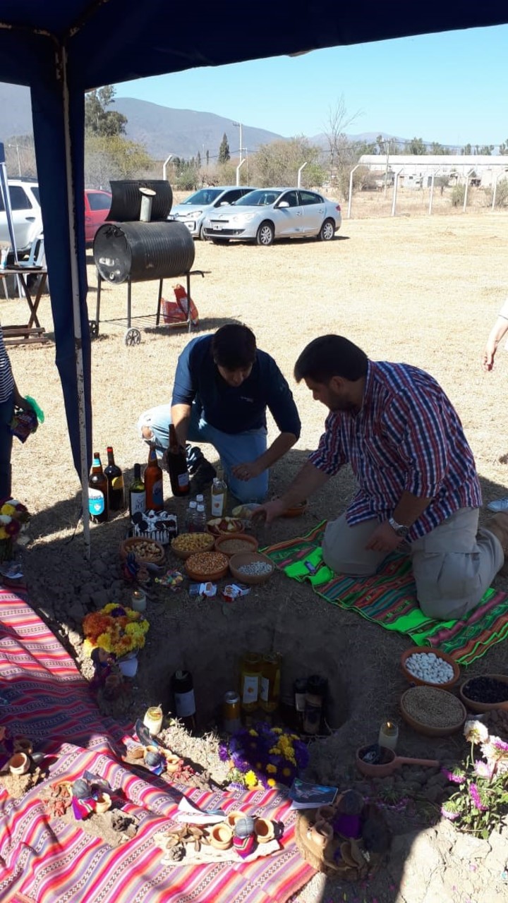 Primero siempre come la Pachamama. Después de hacer la ofrenda nos sentamos a almorzar nosotros. Foto: Marcela López.