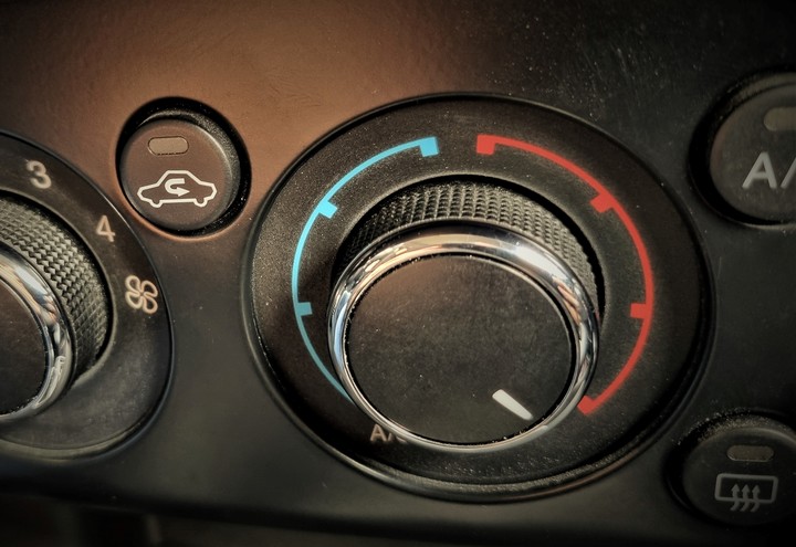 La recirculación se puede activar con el botón que tiene una flecha doblada dentro de un auto.