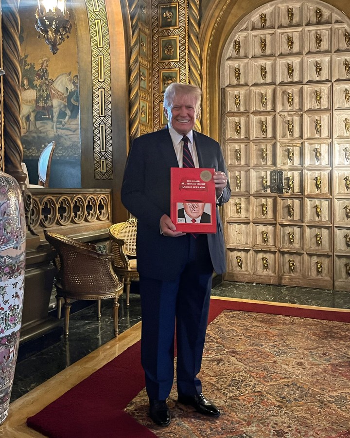 Donald Trump con su copia del libro The Game All Things Trump.
