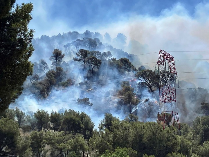 El fuego alarmó a las autoridades y residentes de la región de Marsella, en Francia. Foto: AP 