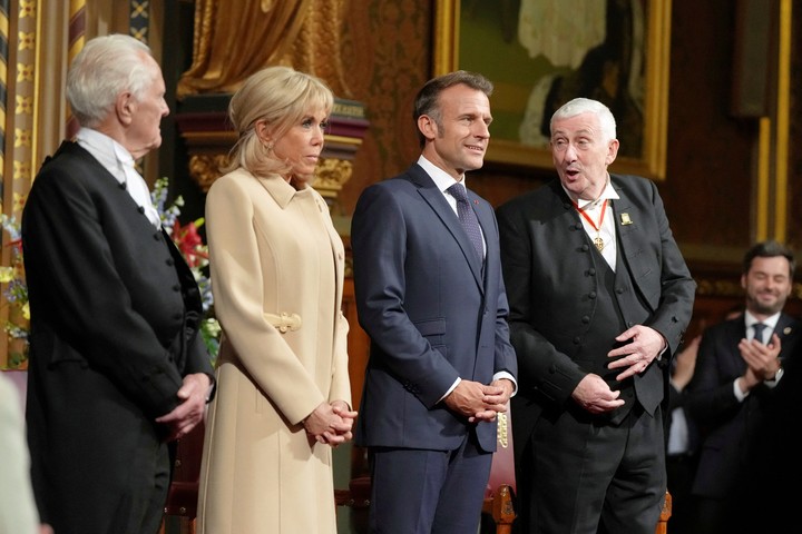 Emmanuel Macron y su esposa Brigitte, este martes en el Parlamento británico. Foto: REUTERS  