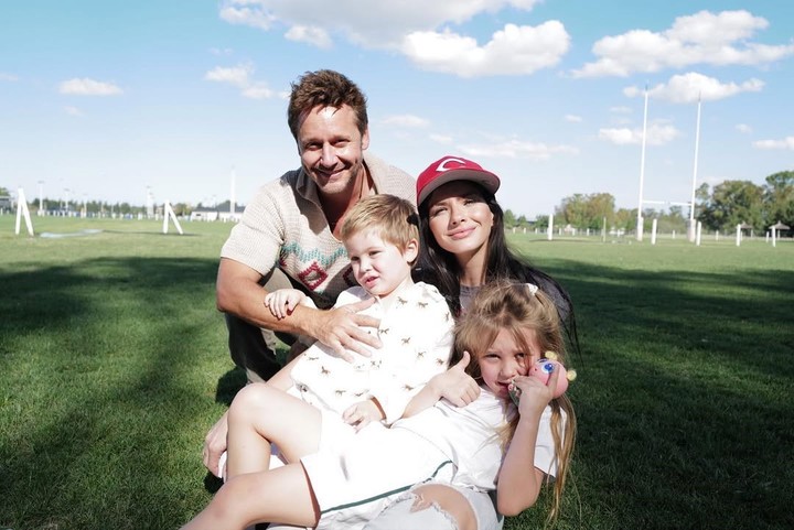 Benjamín Vicuña y La China Suárez con sus hijos. Foto: Instagram