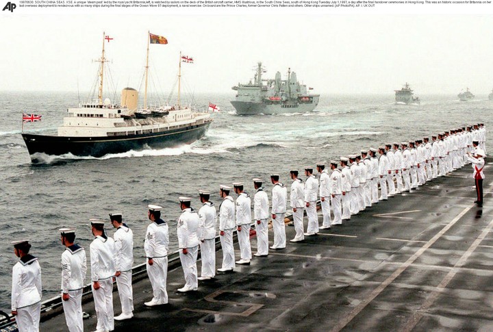 El Britannia navega al sur de Hong Kong, en 1997. Foto: AP 