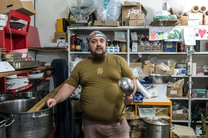 El soldado Yaroslav Breus, de 31 años, en la cocina de su base en la región de Járkov el mes pasado. Foto Brendan Hoffman para The new York Times.