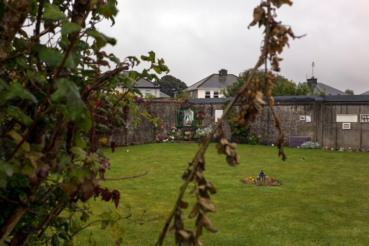 El emplazamiento del antiguo Hogar para Madres y Bebés St. Mary, un centro para madres solteras y sus hijos gestionado por la orden Bon Secours en Tuam, Irlanda, en 2022. Foto  Paulo Nunes dos Santos para The New York Times.