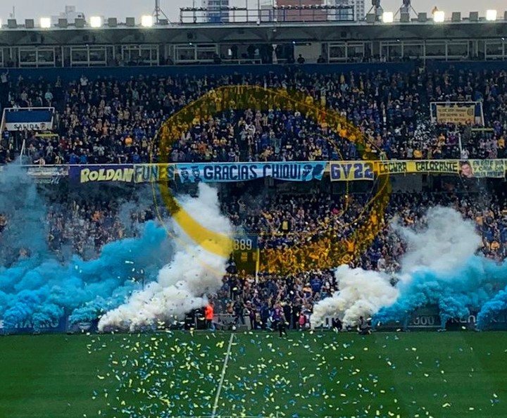 La bandera "Gracias Chiqui" en el partido de bienvenida de Ángel Di María.