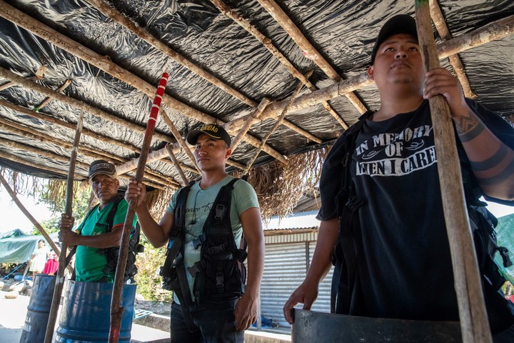 Los "custodios" de Evo Morales en su casa de Lauca Ñ, en el corazón de la zona cocalera de Cochabamba, Bolivia. Foto: EFE 