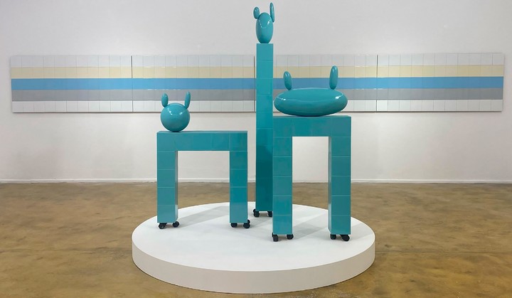 Cristina Schiavi, Grupo de familia, 2000, azulejos, madera, resina y esmalte. (Galería W)