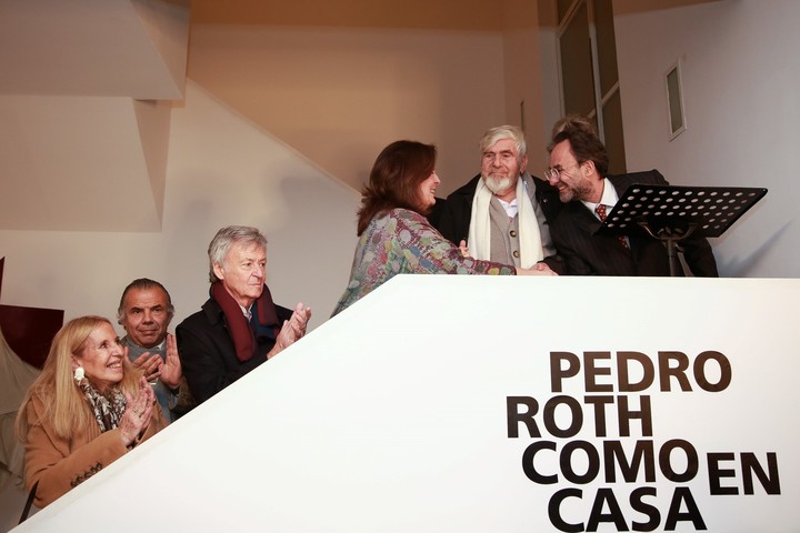 El artista junto a Adriana Rosenberg y Tulio Andreussi Guzmán, presidente del FNA. 