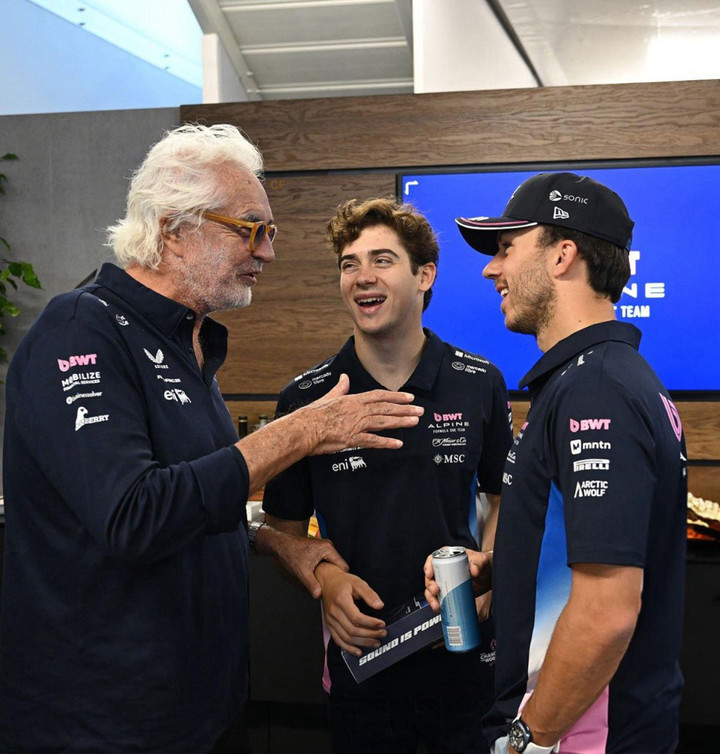 Briatore, Colapinto y Gasly, antes de la clasificación en Silverstone.