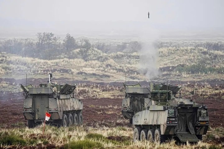 Miembros del Ejército Real Danés durante un ejercicio militar en Oksbol, Dinamarca, en 2023. Dinamarca, que anunció en enero que aumentaría de forma agresiva su gasto militar, ha adoptado un enfoque cada vez más belicoso en materia de defensa tras la invasión a gran escala de Ucrania por parte de Rusia en 2022. Foto Bo Amstrup/Ritzau Scanpix, vía Agence France-Presse.