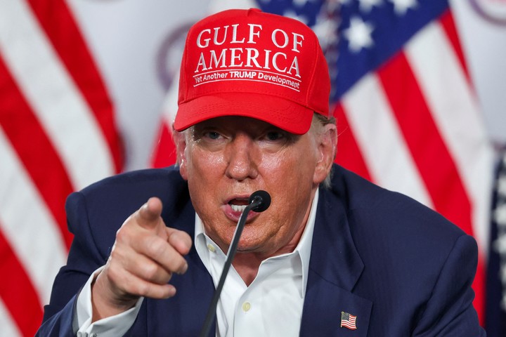 El presidente de Estados Unidos, Donald Trump, gesticula mientras habla durante la inauguración de un centro de detención temporal para migrantes, conocido informalmente como "Alligator Alcatraz", en Ochopee, Florida. Foto Reuters