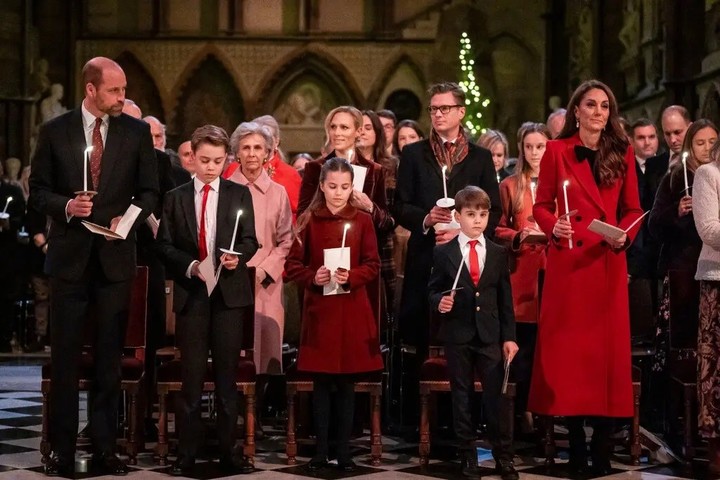 De izquierda a derecha: el príncipe Guillermo, el príncipe Jorge, la princesa Carlota, el príncipe Luis y Catalina asisten a un servicio de villancicos navideños en la abadía de Westminster el año pasado. Foto de Aaron Chown.