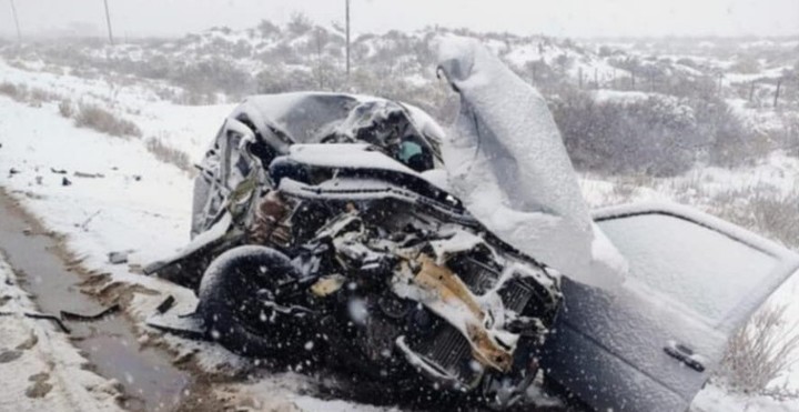 El VW Gol quedó destruido tras el impacto.