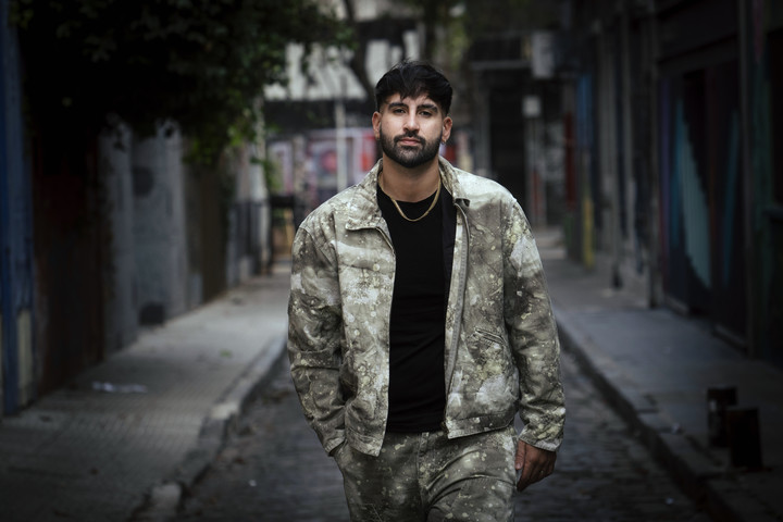 Emir Abdul habló con Clarín de cómo maneja los comentarios de los haters. Foto: Mariana Nedelcu.