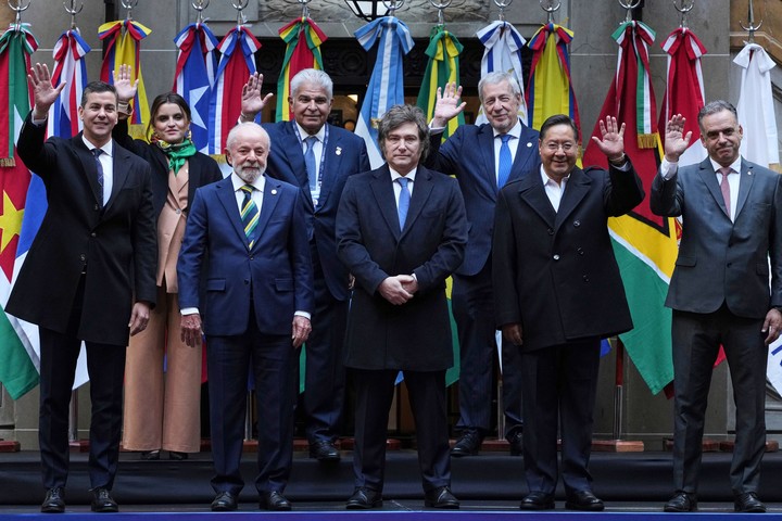 El presidente de Brasil, Luiz Inacio Lula da Silva, tercero desde la izquierda, y el presidente de Argentina, Javier Milei, al frente en el centro, en medio de otros líderes que saludan durante una foto de grupo en la Cumbre del Mercosur posan para una foto de grupo en Buenos Aires, Argentina, jueves 3 de julio de 2025. De izquierda a derecha, el presidente de Paraguay, Santiago Peña; la vicepresidenta de Ecuador, María José Pinto; el presidente de Brasil, Luiz Inácio Lula da Silva; el presidente de Panamá, José Raúl Mulino; el presidente de Argentina, Javier Milei; el ministro de Asuntos Exteriores de Chile, Alberto van Klaveren; el presidente de Bolivia, Luis Arce; y el presidente de Uruguay, Yamandú Orsi. (AP Photo/Natacha Pisarenko)