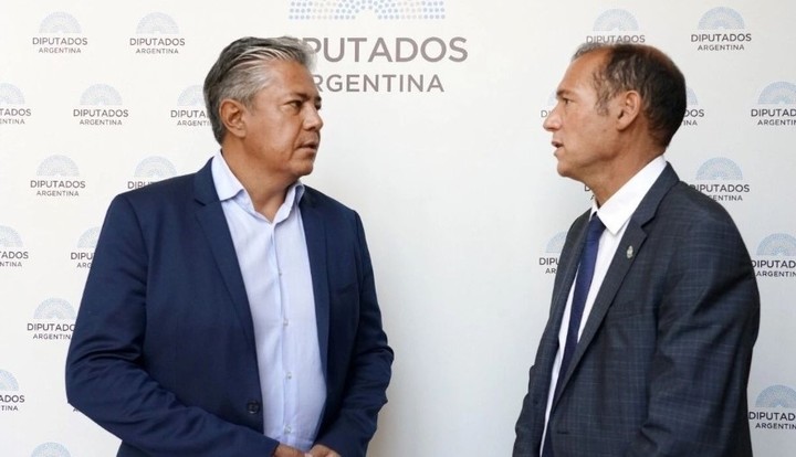 El ex gobernador de Neuquén, Omar Gutiérrez y el actual mandatario, Rolando Figueroa.