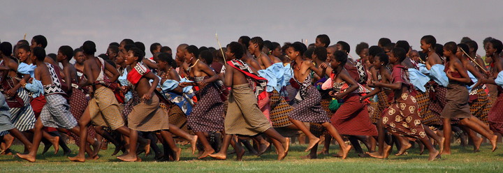 Un regimientos de doncellas bailan frente al rey de Suazilandia, King Mswati III. Foto: EFE
