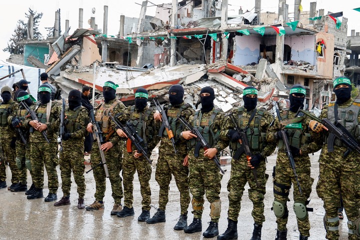 Milicianos de Hamas durante la entrega de rehenes, en febrero. Foto: Reuters