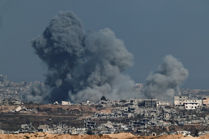 Bombardeos sobre Gaza este lunes. Foto: Reuters 