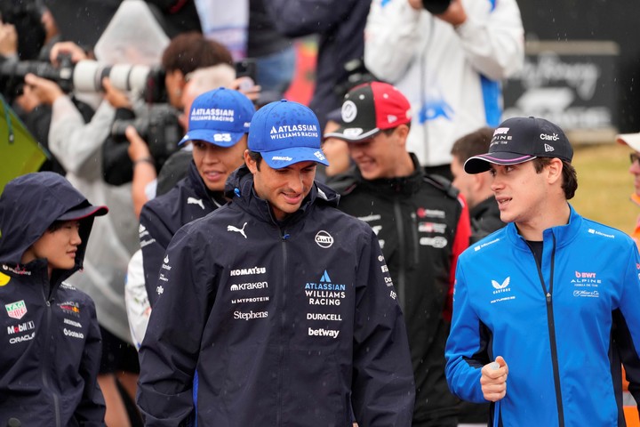 Franco Colapinto charla con Carlos en Silverstone.
Foto: AP