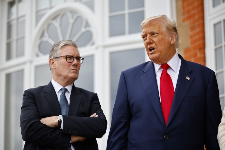 Trump y Starmer hablan con los medios, en la previa a su encuentro. Foto: EFE