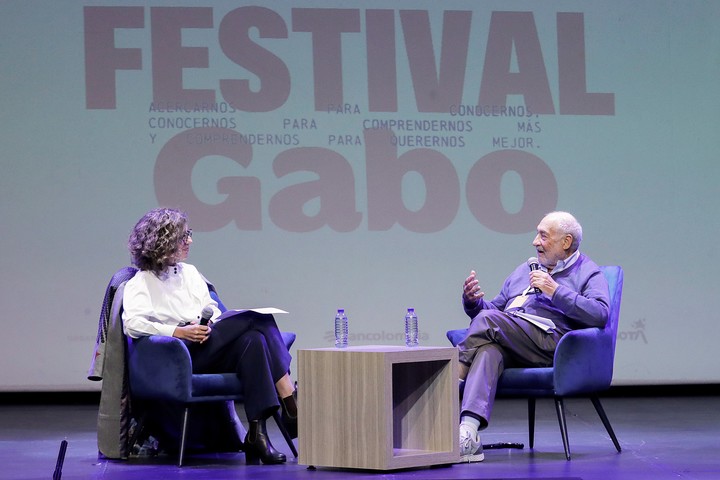 Joseph Stiglitz y la directora y fundadora de La Silla Vacía, Juanita León, en el Festival Gabo. Fuente: EFE.