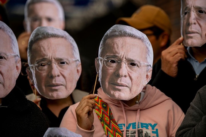 Seguidores de Alvaro Uribe usan su máscara durante una manifestación en Bogotá. Foto: Bloomberg