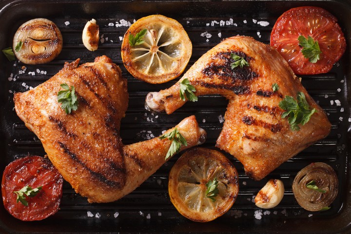 Pollo a la parrilla con limón y vegetales. Foto: Shutterstock