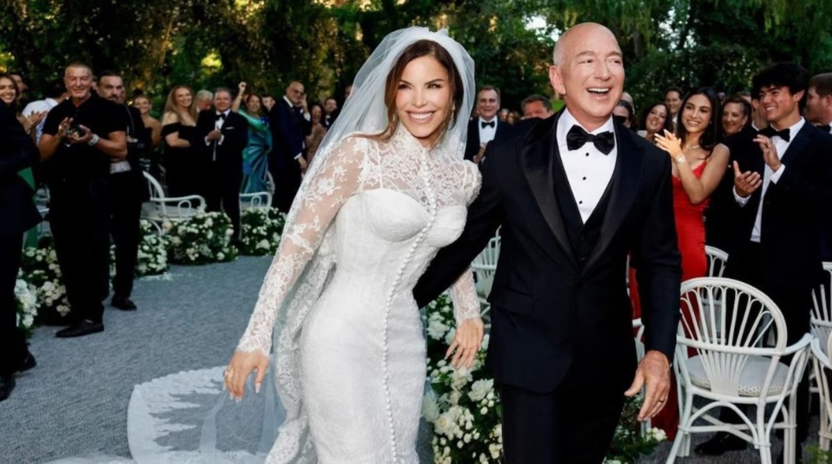 La primera foto oficial de la boda de Lauren Sánchez y Jeff Bezos, tras dos años comprometidos. Foto: @laurensanchezbezos