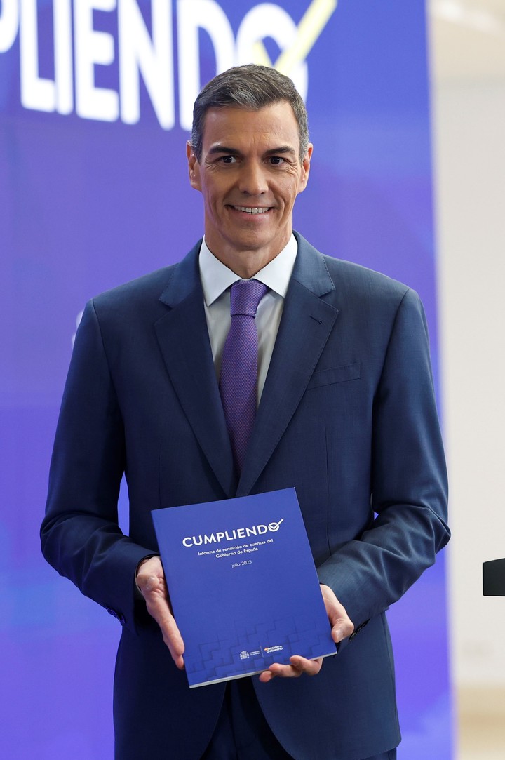 Pedro Sánchez durante el balance de los últimos seis meses de mandato. Foto: EFE