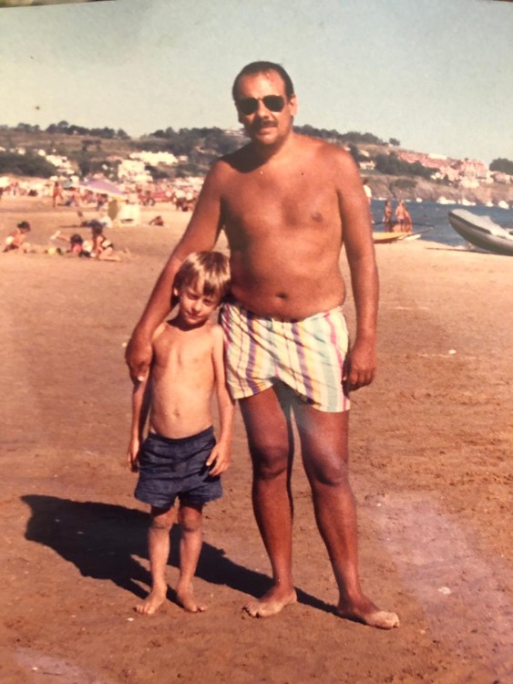 Fernando Montero, de niño, junto a su padre en unas vacaciones familiares. Foto: gentileza Fernando Montero