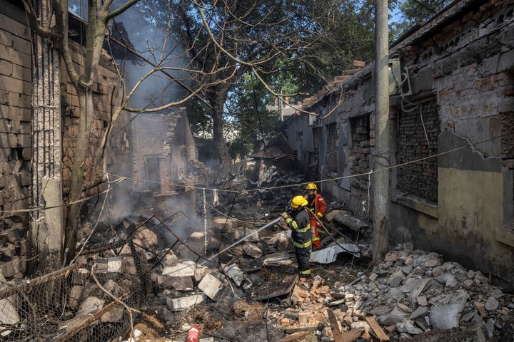 Los bomberos trabajan tras el ataque de drones rusos contra un barrio cercano a un centro de reclutamiento militar en Odesa, Ucrania, el 11 de julio de 2025. Se espera que el presidente Trump anuncie el lunes un nuevo suministro de armas para Ucrania, que incluirá baterías de misiles Patriot más avanzadas, cuyo coste correrá a cargo de los países miembros de la OTAN. (David Guttenfelder/The New York Times)

