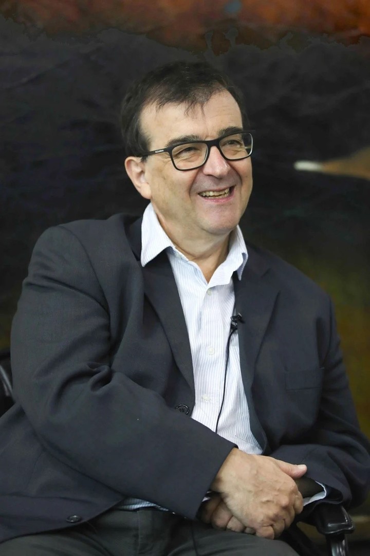 Javier Cercas habla durante una entrevista con EFE en Lima, Perú. Foto: EFE | Paolo Aguilar.