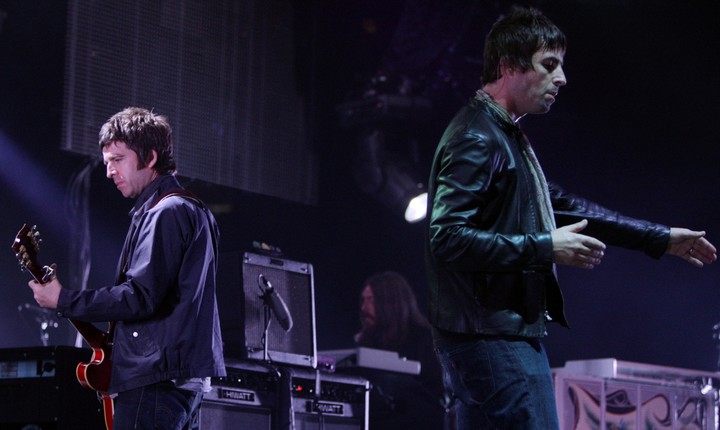 Noel y Liam Gallagher. Parecía que los Oasis iban por caminos separados, pero se juntaron. Y en paz. Foto: Darryl Dyck/The Canadian Press vía AP