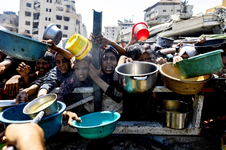 Palestinos desplazados esperan frente a un comedor.Foto: Saher Alghorra/The New York Times
